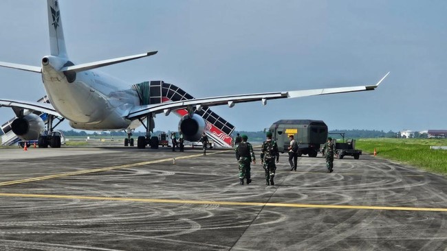 TNI Sempat Terjunkan Jihandak Selamatkan Pesawat Haji Diancam Bom TNI sempat menerjunkan Tim Penjinak Bahan Peledak (Jihandak) saat pesawat haji Saudia SVA5688 rute Muscat-Surabaya mendapatkan ancaman bom.