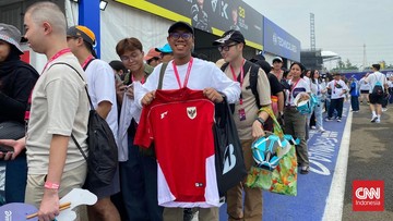 Berita Panas dari Dunia Sport CNN : Garasi Pembalap Formula E Diserbu Fans Bawa Jersey Timnas Indonesia