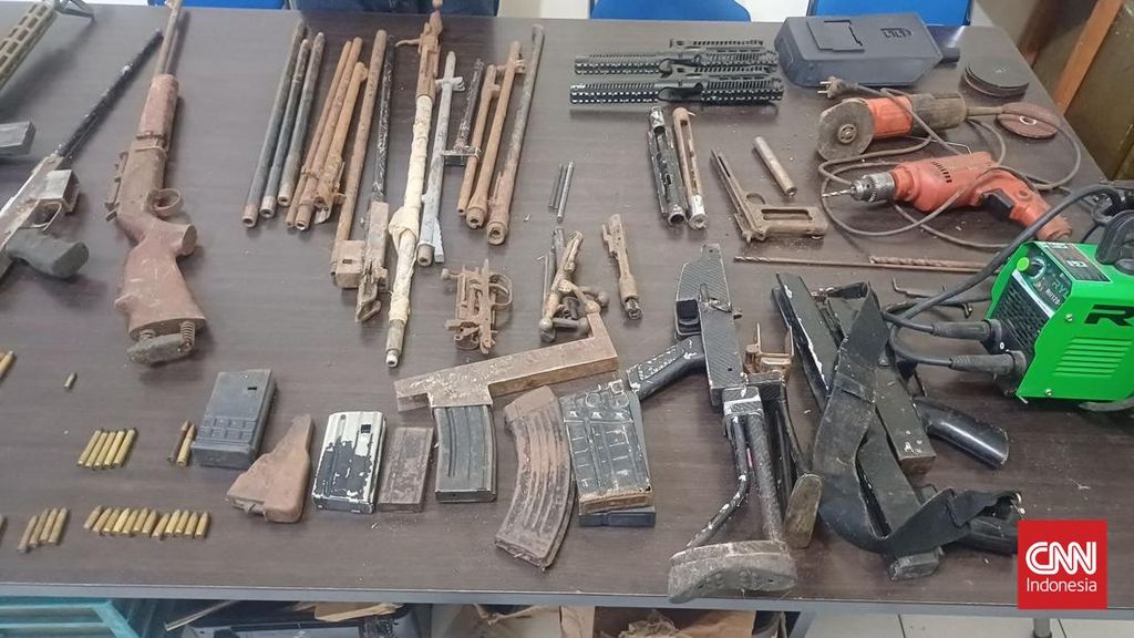 Polisi Bongkar Pabrik Rumahan Senjata Api Ilegal di Cipacing Sumedang