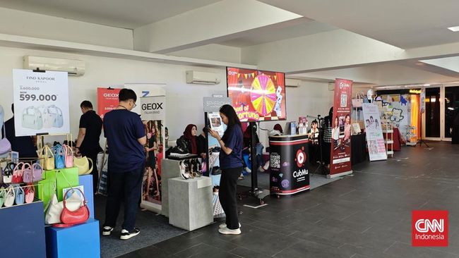 Ada dua ruangan untuk penjualan merchandise artis Allo Bank Festival 2025.