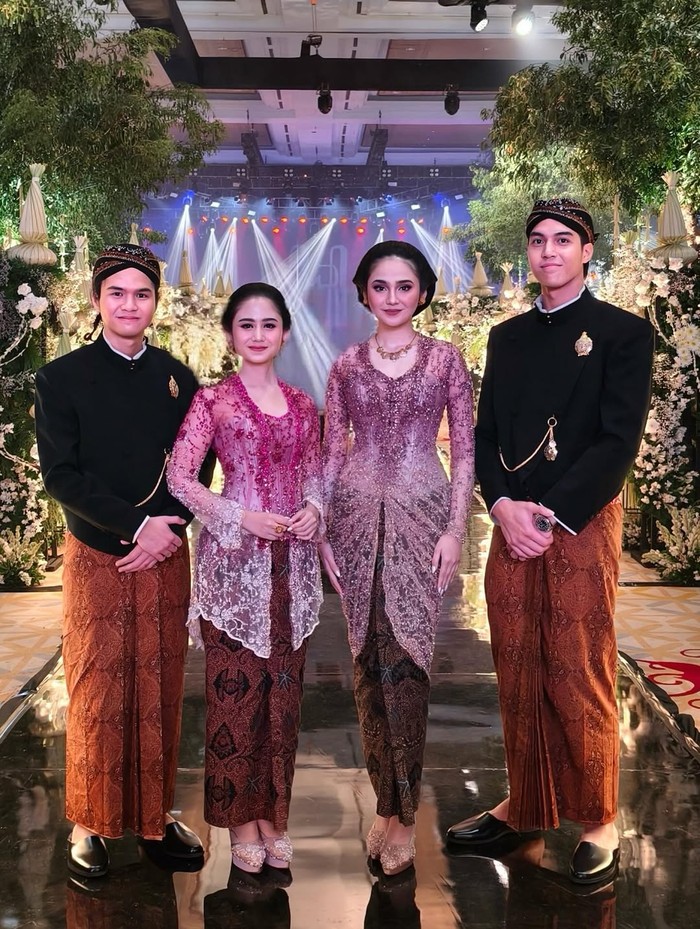 El dan Dul, keduanya tampil gagah dalam balutan beskap khas Jawa lengkap dengan kain batik dan blangkon. (El dan Dul/Foto: instagram.com/fadlan_indonesia)