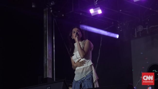 Eva Celia bergabung dalam kolaborasi Alive and Well yang diinisiasi Teddy Adhitya di Allo Bank Festival 2025.