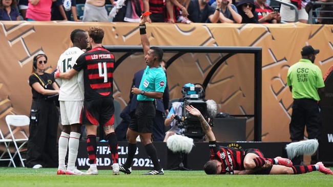 Striker Chelsea, Nicolas Jackson, minta maaf setelah mendapat kartu merah akibat tekel horor dalam kekalahan 1-3 dari Flamengo di Piala Dunia Antarklub 2025.