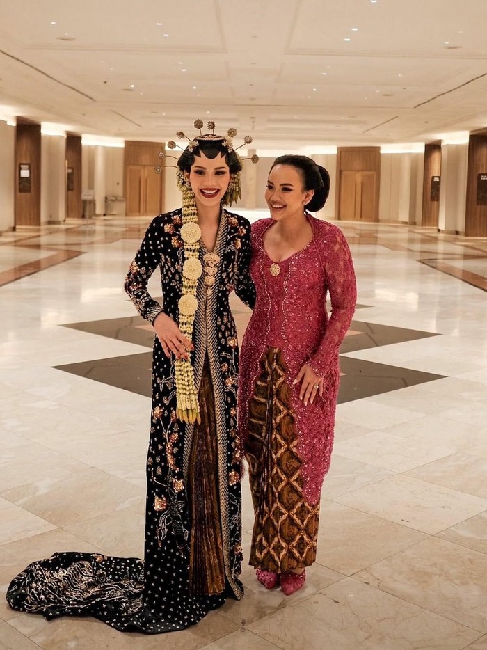 Ibu dan kakak Alyssa Daguise tampil anggun dalam kebaya fuchsia tradisional Keraton Solo rancangan Fadlan Indonesia. (Kakak alyssa/Foto: instagram.com/alexandra.dgs)