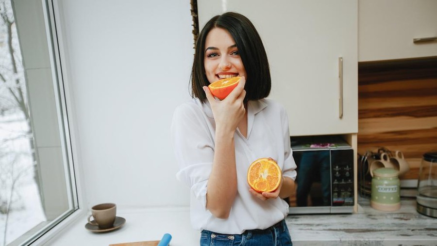 Ilustrasi memilih memakan buah saat diet&sol; Foto&colon; Freepik&sol; prostooleh