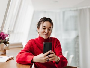 Apakah Normal Sering Melihat Instagram Story Sendiri? Ini Menurut Psikolog