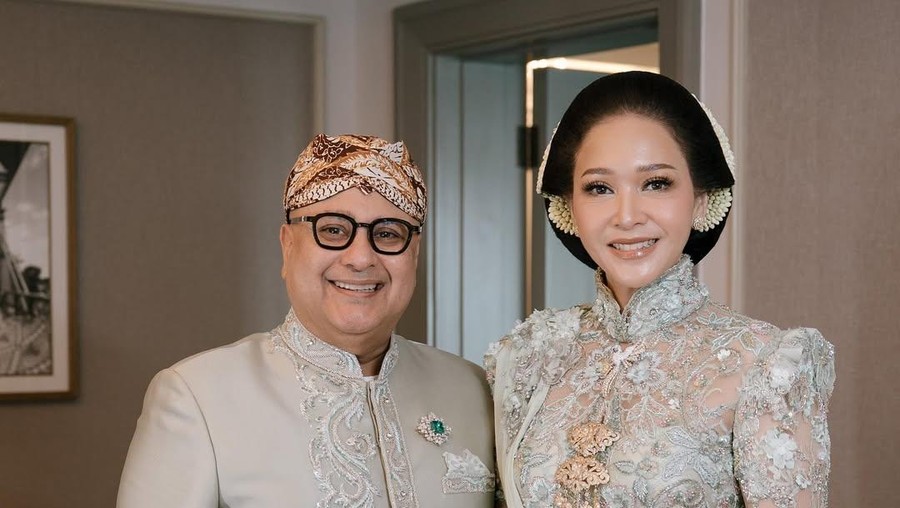 Kebaya Maia Estianty Rancangan Anne Avantie di Akad Al Ghazali
