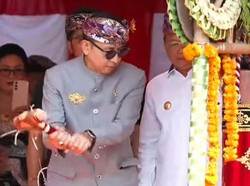 Menbud Fadli Zon Buka Pesta Kesenian Bali dengan Pemukulan Kulkul