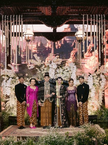 Bak Royal Wedding, Intip Gaya Keluarga Al Ghazali dan Alyssa Daguise di Resepsi Ngunduh Mantu