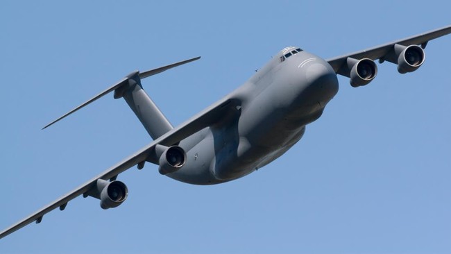 Amerika Serikat mengirimkan pesawat militer terbesar di dunia, C-5M Super Galaxy ke lokasi yang berdekatan dengan perbatasan Iran.
