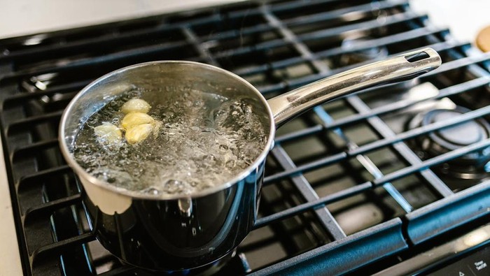 img-title Tak Banyak yang Tahu, Rutin Minum Air Rendaman Bawang Putih di Pagi Hari Datangkan 7 Manfaat Ini