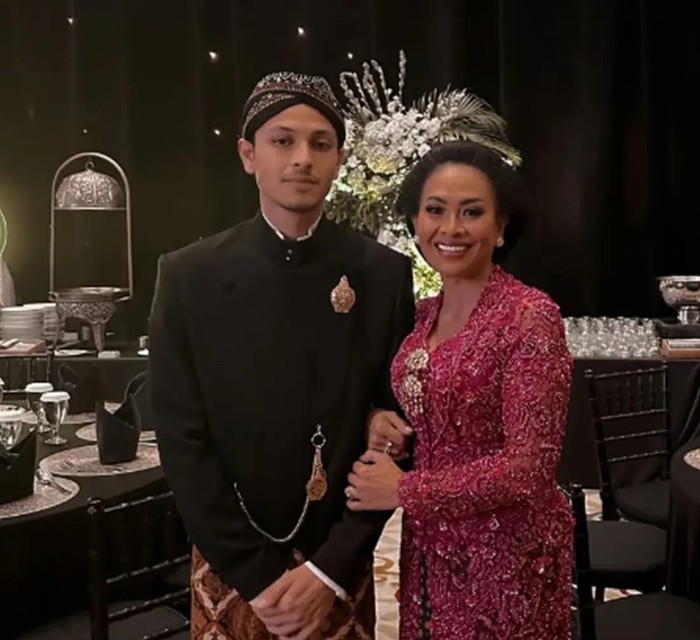 Sama dengan sang ayah, adik Alyssa, Andhika Daguise, juga tampil gagah dengan beskap hitam, kain batik, dan blangkon. (Andhika Daguise/Foto: instagram.com/andhikadaguise)