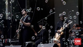 FOTO: Syahdu Kolaborasi Sore X Bilal Indrajaya di Allo Bank Festival