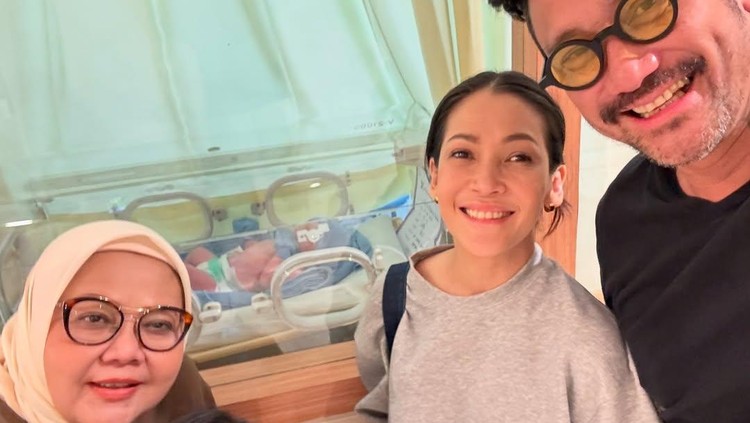 Tora Sudiro dan istri sambut cucu pertama