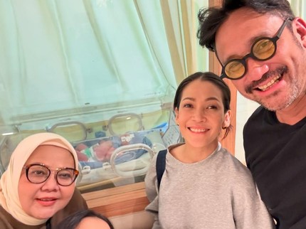 Tora Sudiro Resmi Jadi Kakek, Sang Putri Melahirkan Anak Pertama