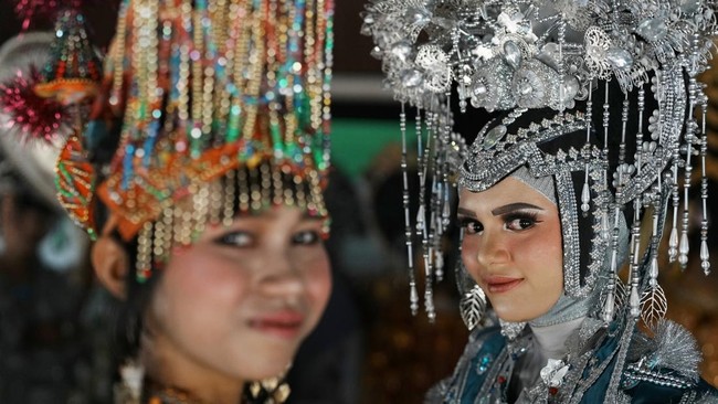 FOTO: Ritual Sakral Anak Gadis Suku Buton yang Beranjak Dewasa