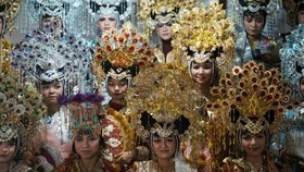 FOTO: Ritual Sakral Anak Gadis Suku Buton yang Beranjak Dewasa