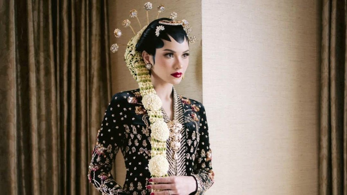 Wajah Alyssa Daguise Ditiup Asap Rokok&comma; Ritual Sembogo Disorot