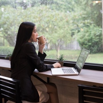 Kerja Sambil Ngopi? Ini 5 Zodiak yang Paling Nyaman Work from Cafe