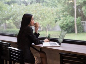 Kerja Sambil Ngopi? Ini 5 Zodiak yang Paling Nyaman Work from Cafe