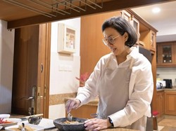Aksi Sri Mulyani Bikin Sambal Tempe, Kenang Makanan Favoritnya