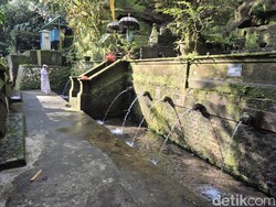 Terpopuler: Filosofi Melukat Tanpa Busana di Beji Telaga Waja