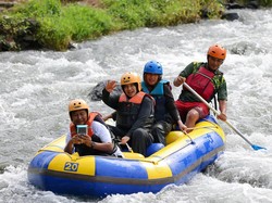 Serunya Bupati Ipuk Jajal Arung Jeram di Swiss-nya Banyuwangi