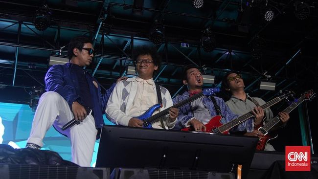Rian D'Masiv mengatakan tak minat nyaleg berkontribusi pada keutuhan D'Masiv hingga 22 tahun berkarier.