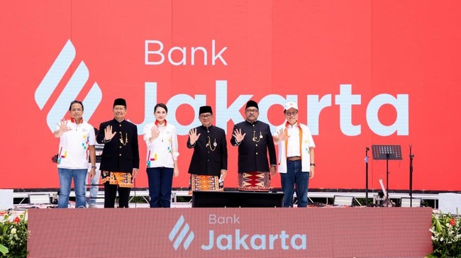 Pramono Resmi Ubah Logo dan Nama Bank DKI Jadi Bank Jakarta Gubernur DKI Jakarta Pramono Anung meresmikan perubahan nama dan logo Bank DKI menjadi Bank Jakarta, simbol transformasi dan harapan baru bagi masyarakat.