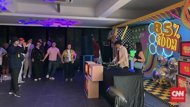 Dizkorea menjadi pemandu pertama memimpin sesi Blind Karaoke di 8,5% Room di hari kedua Allo Bank Festival 2025.