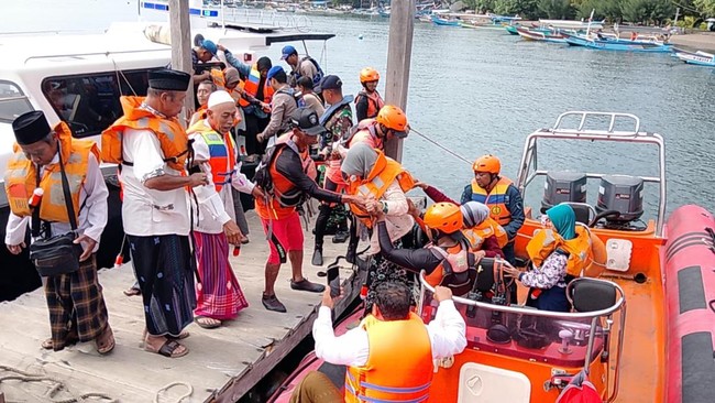 Kapal Motor Penumpang (KMP) Gerbang Samudra 2 kandas di Perairan Gilimanuk, Kabupaten Jembrana, Bali, pada Minggu (22/6) sekitar pukul 05.00 WITA.