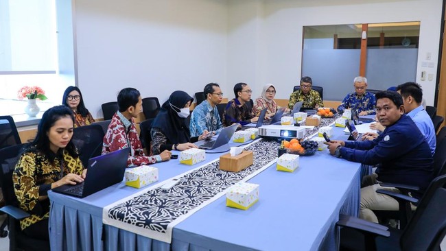 Kemnaker melakukan benchmarking ke BPK untuk meningkatkan layanan dokumentasi hukum digital, memperkuat akses dan transparansi informasi hukum.