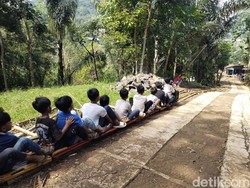 Bahagia Itu Sederhana, Sesederhana Anak-anak Naik Lori di Garut