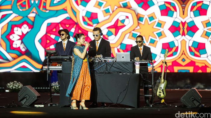 Malam puncak perayaan HUT ke-498 Jakarta digelar di Lapangan Banteng, Minggu (22/6/2025). Ribuan warga memadati lokasi untuk menikmati pertunjukan budaya hingga konser musik lintas generasi yang menggambarkan wajah dinamis Ibu Kota.