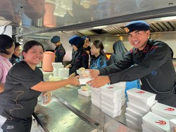 Polda Metro Bagikan Ribuan Makanan Bergizi di CFD Bundaran HI