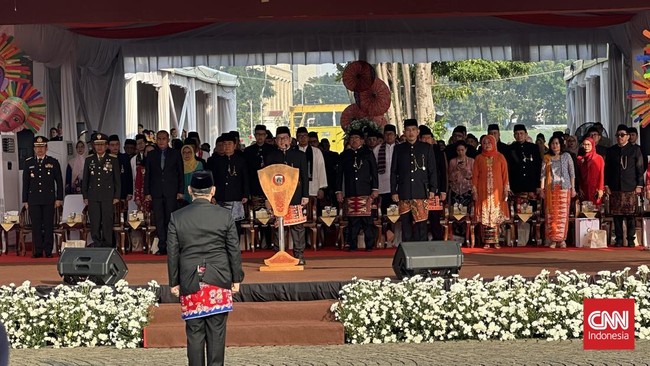 Pemerintah Provinsi DKI Jakarta menggelar upacara dalam rangka memperingati HUT ke-498 Kota Jakarta di kawasan Monas, Jakarta Pusat, Sabtu (22/6).