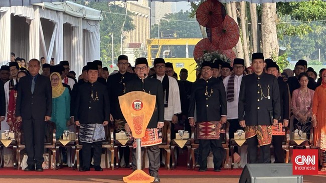 Pemerintah Provinsi DKI Jakarta menggelar upacara dalam rangka memperingati HUT ke-498 Kota Jakarta di kawasan Monas, Jakarta Pusat, Sabtu (22/6).