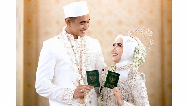 Bek Timnas Indonesia, Rizky Ridho, resmi mengakhiri masa lajangnya dengan menikahi sang kekasih, Sendy Aulia, pada Minggu (22/6).