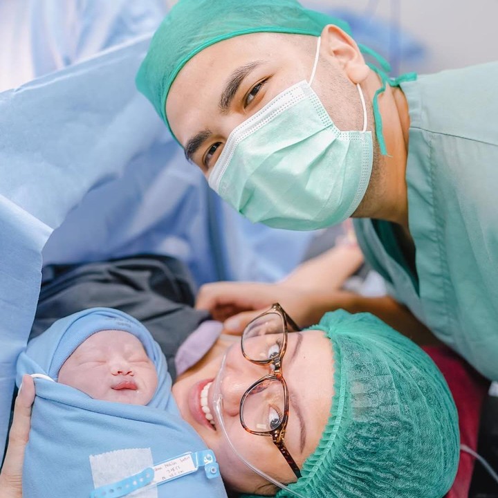 <p>Putri sulung Tora, Nabila Sudiro menikah dengan Muhammad Ivan Lubis dan telah dikaruniai seorang putra bernama Kanoadria Adenang Lubis yang lahir pada 21 Juni 2025. Kehadiran Noa pun semakin melengkapi kebahagiaan Tora Sudiro yang kini resmi menyandang status sebagai kakek. (Foto: dok. Instagram)</p>
