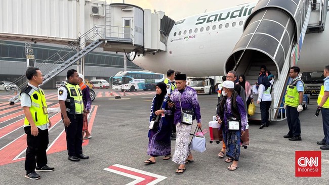 Alasan Keamanan, 760 Jemaah Haji Asal Banyuwangi Ditunda Pulang ke RI Kepulangan 760 jemaah haji asal Banyuwangi, Jawa Timur, terpaksa ditunda karena pertimbangan keselamatan dan keamanan.