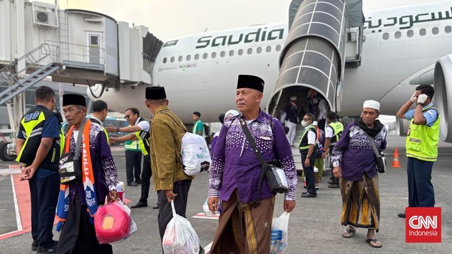 Sebanyak 376 jemaah haji dari Jember tiba selamat di Bandara Juanda, Minggu (22/6) setelah pesawat mereka sempat mendarat darurat akibat ancaman bom.