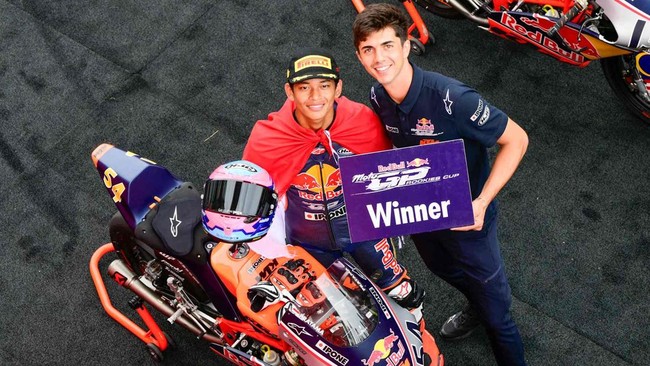 Kumis Veda Ega Pratama Kunci Kemenangan di Mugello Veda Ega Pratama bergurau bahwa keputusan mencukur kumis menjadi salah satu kunci kemenangan di Race 2 Red Bull Rookies Cup 2025 seri Italia di Sirkuit Mugello.
