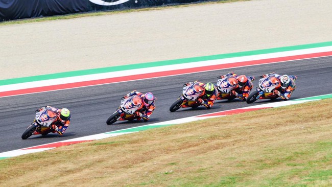 Pembalap Indonesia, Veda Ega Pratama, mencetak sejarah dengan meraih dua kemenangan di Red Bull Rookies Cup 2025 di Mugello. Kemenangan dramatisnya mengesankan!