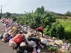 Warga Moncongloe Maros Blokir Jalan gegara Orang Buang Sampah Sembarangan
