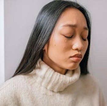 4 Zodiak yang Cenderung Memendam Perasaan, Siapa Saja Mereka?