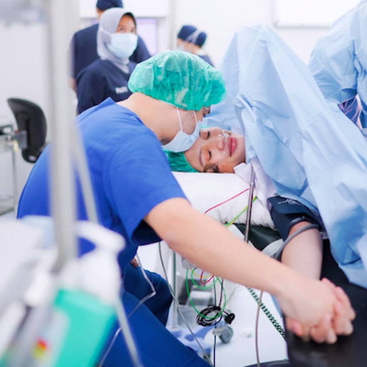 <p>Melalui unggahan ini, Acha juga sempat menceritakan perjuangannya melahirkan anak ketiga. Perempuan 35 tahun ini ternyata sempat panik saat masuk ruang operasi. "Jujur mamake sempet ngrasain panick <em>attack</em> tadi di ruang OP abis anastesi masuk. Duh ga enak banget kaya perasaan mau 'jalan' paham ngga.. Puji Tuhan abis Andy dibolehin masuk ruangan, dia langsung tenangin aku, semangatin, pegang tangan, pimpin doa, lalu aku ngerasa Tuhan kasih ketenangan. Tiba2 loh <em>feel better</em> dan hilang kepanikan itu. Bener-bener pekerjaan Roh Kudus," ungkapnya. (Foto: Instagram @achasinaga)</p>