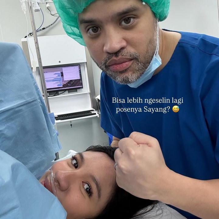 <p>Artis Acha Sinaga baru saja melahirkan anak ketiganya, Bunda. Proses persalinan ketiga ini berbeda dengan dua anaknya yang dilakukan di Australia. Acha melahirkan anak ketiganya di Jakarta, tepatnya di Rumah Sakit Pondok Indah (RSPI). (Foto: Instagram @achasinaga)</p>