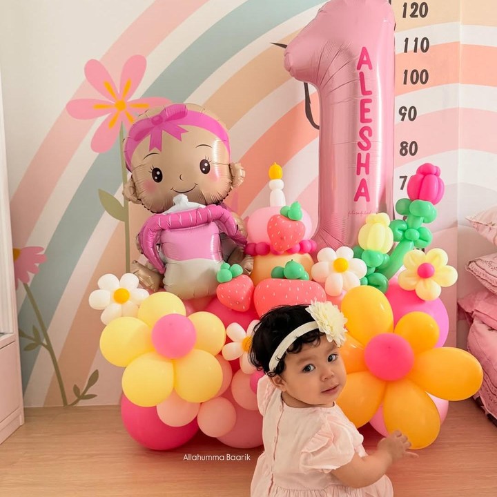<p>Ikram membagikan perayaan ulang tahun sederhana untuk sang putri. "Hari ini 1 tahun usia putri kecil kami, mohon doakan agar alesha tumbuh menjadi anak yang shalihah dan pintar. Mamah & papah, aa yusuf sayang sama @aleshaalifarosadi," tulisnya dikutip dari Instagram Ikram. (Foto: Instagram @aleshaalifarosadi)</p>