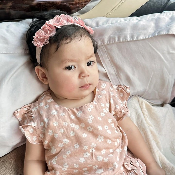 <p>Gadis kecil berambut ikal ini pun mendapat banyak doa para netizen. Banyak kalimat lucu yang terlontar melihat perkembanganan lesha. "Selamat ulang Alesha sayangg, masyaAllah udah setahun aja ikut ngebesarin Alesha dengan kuota," tulis akun @luthfi***. (Foto: Instagram @larissachou)</p>