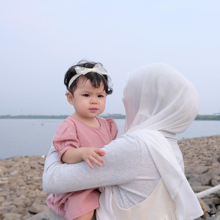 <p>Wajah chubby Alesha juga terlihat semakin cute berpadu dengan bando lucu menghias kepalanya. Membuatnya menjadi bayi publik figur yang diidolakan warganet. (Foto: Instagram @larissachou)</p>